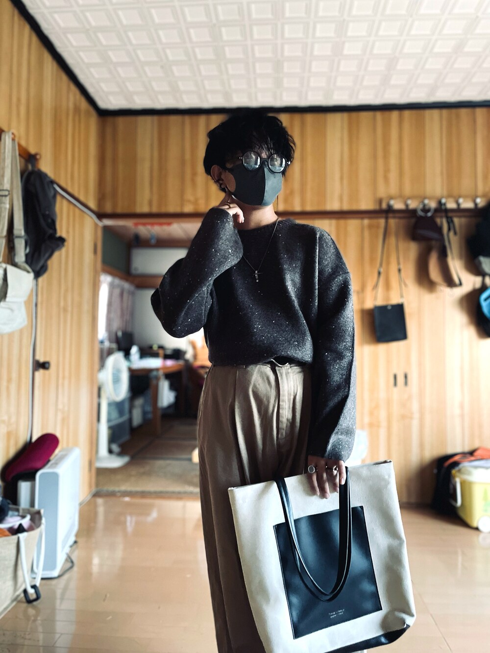 ブラウン系のニット/セーター、ベージュ系のその他パンツ、ブラック系のピアス（両耳用）を着用したメンズの秋コーディネートの4枚目の写真