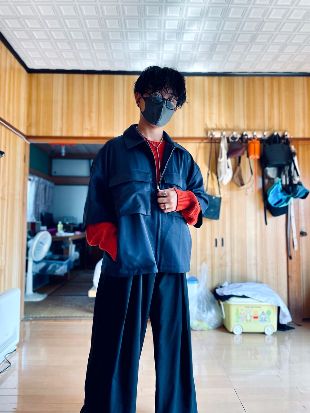 ブルー系のセットアップ、レッド系のニット/セーター、ブラック系のスラックスを着用したメンズの秋コーディネートの2枚目の写真