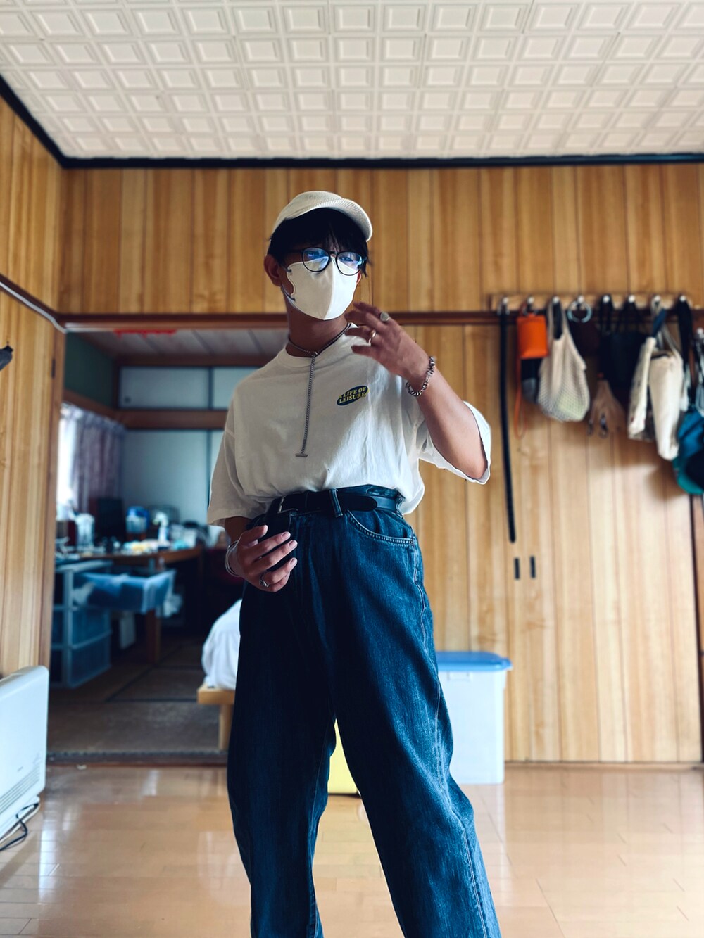 ホワイト系のTシャツ/カットソー、ブルー系のデニムパンツ、ブラック系のメガネを着用したメンズの秋コーディネートの2枚目の写真