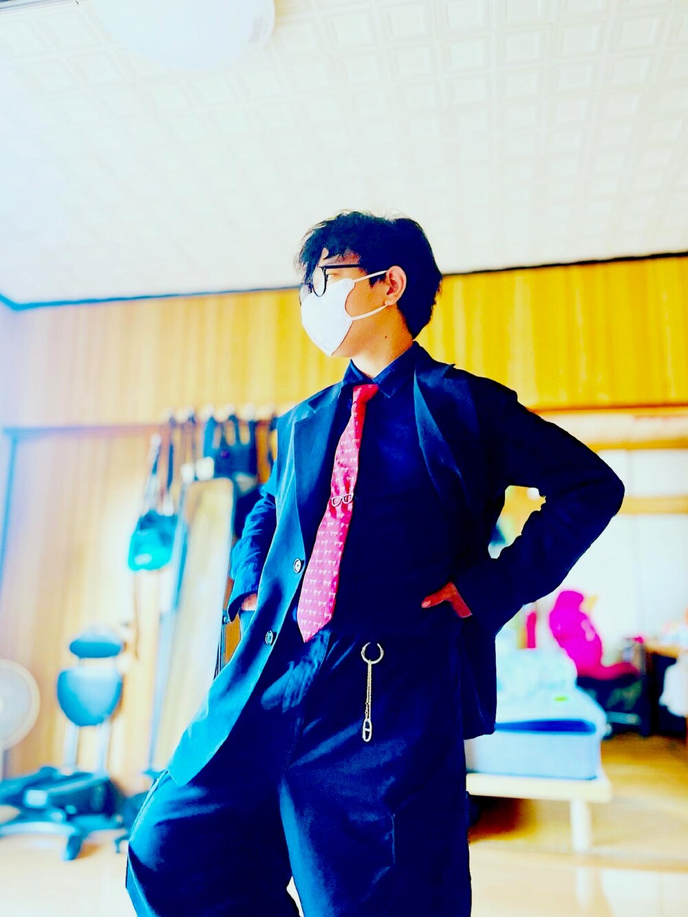 ブラック系のスーツベストを着用したメンズの春コーディネートの3枚目の写真