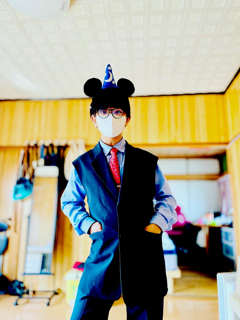 ブラック系のスーツベストを着用したメンズの春コーディネートの4枚目の写真