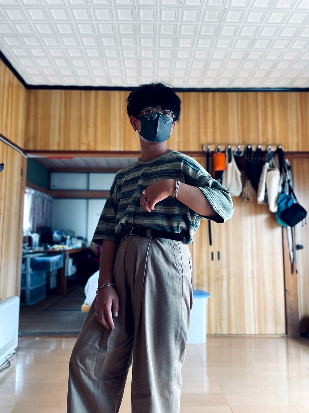 グリーン系のニット/セーター、ベージュ系のその他パンツ、シルバー系のリングを着用したメンズの秋コーディネートの3枚目の写真