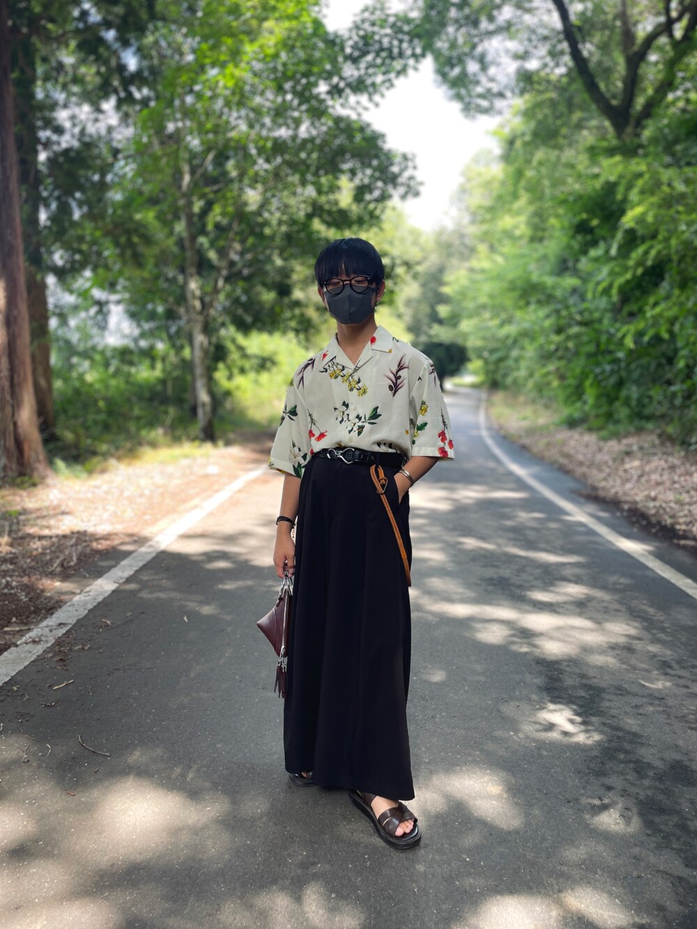 その他のシャツ/ブラウス、ブラック系のスラックス、ブラウン系のサンダルを着用したメンズの夏コーディネートの2枚目の写真