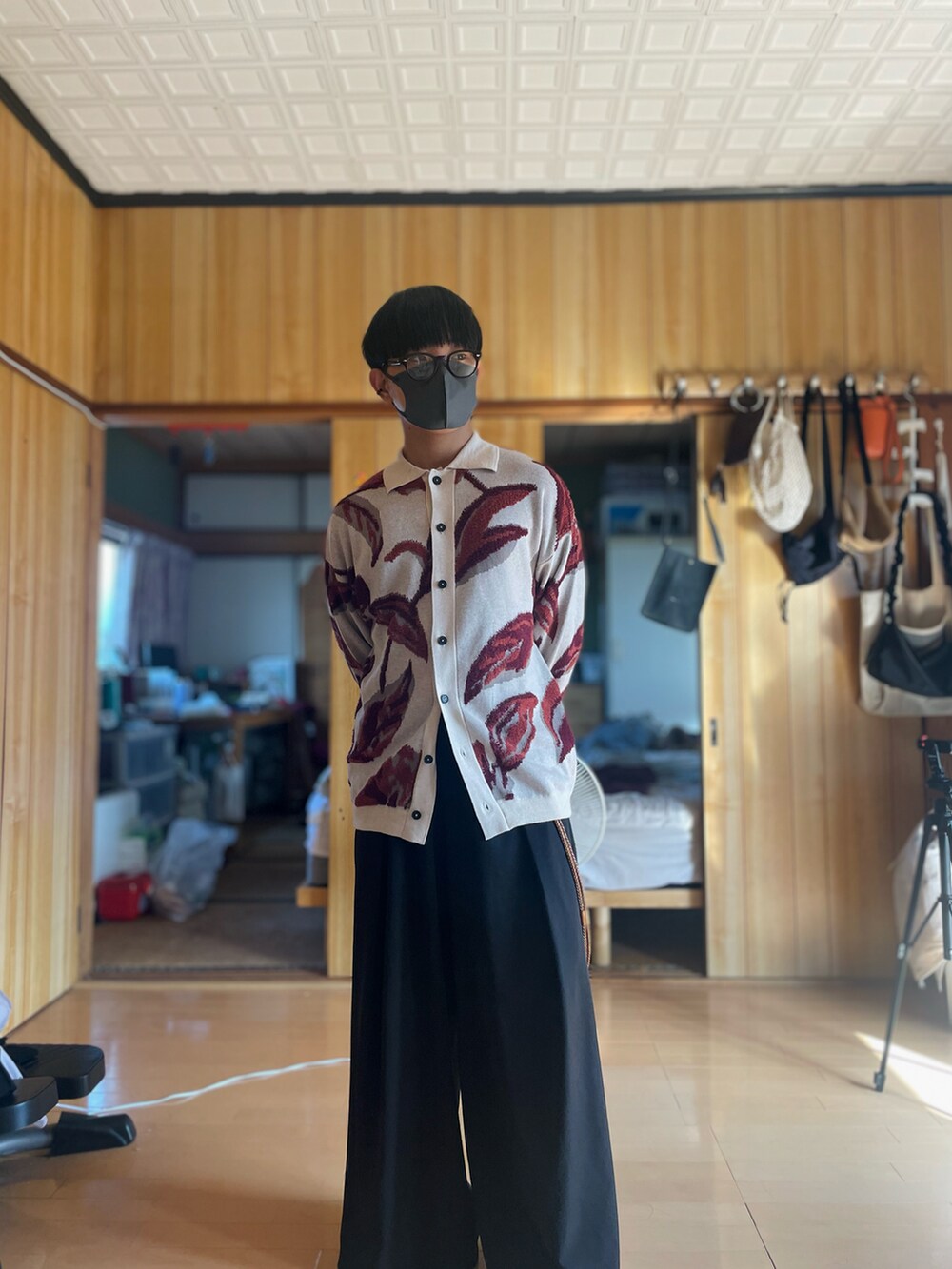 ホワイト系のカーディガン/ボレロ、ブラック系のスラックス、その他のサングラスを着用したメンズの秋コーディネートの2枚目の写真