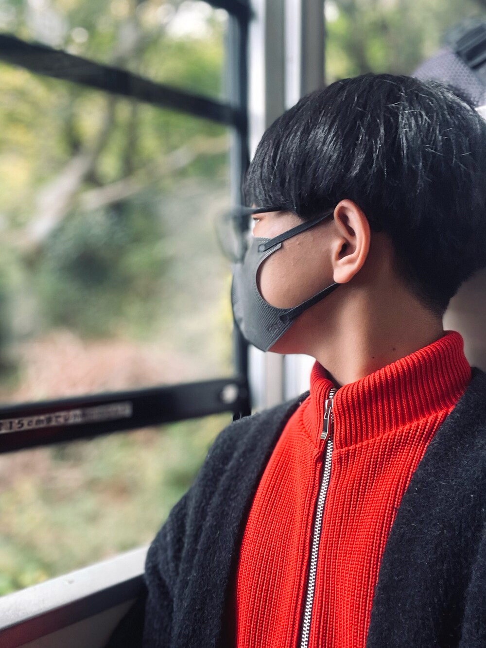 ブラック系のカーディガン/ボレロ、レッド系のカーディガン/ボレロ、ブラック系のスラックスを着用したメンズの秋コーディネートの3枚目の写真