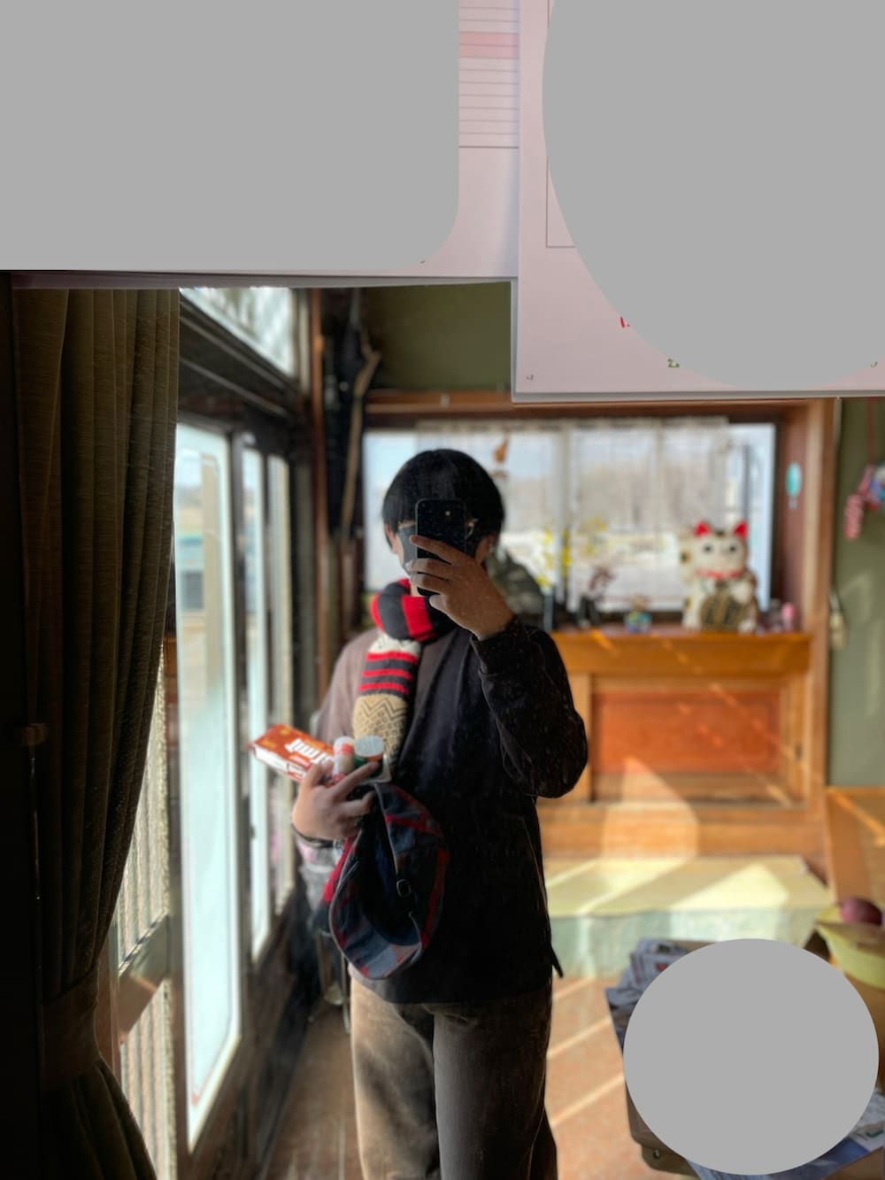 ブラウン系のカーディガン/ボレロ、レッド系のベスト、ブラウン系のデニムパンツを着用したメンズの春コーディネートの5枚目の写真