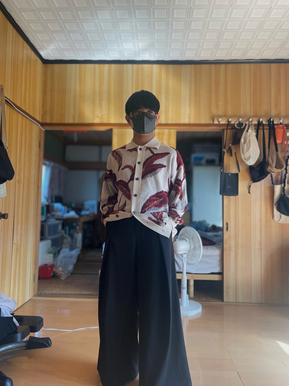 ホワイト系のカーディガン/ボレロ、ブラック系のスラックス、その他のサングラスを着用したメンズの秋コーディネートの4枚目の写真