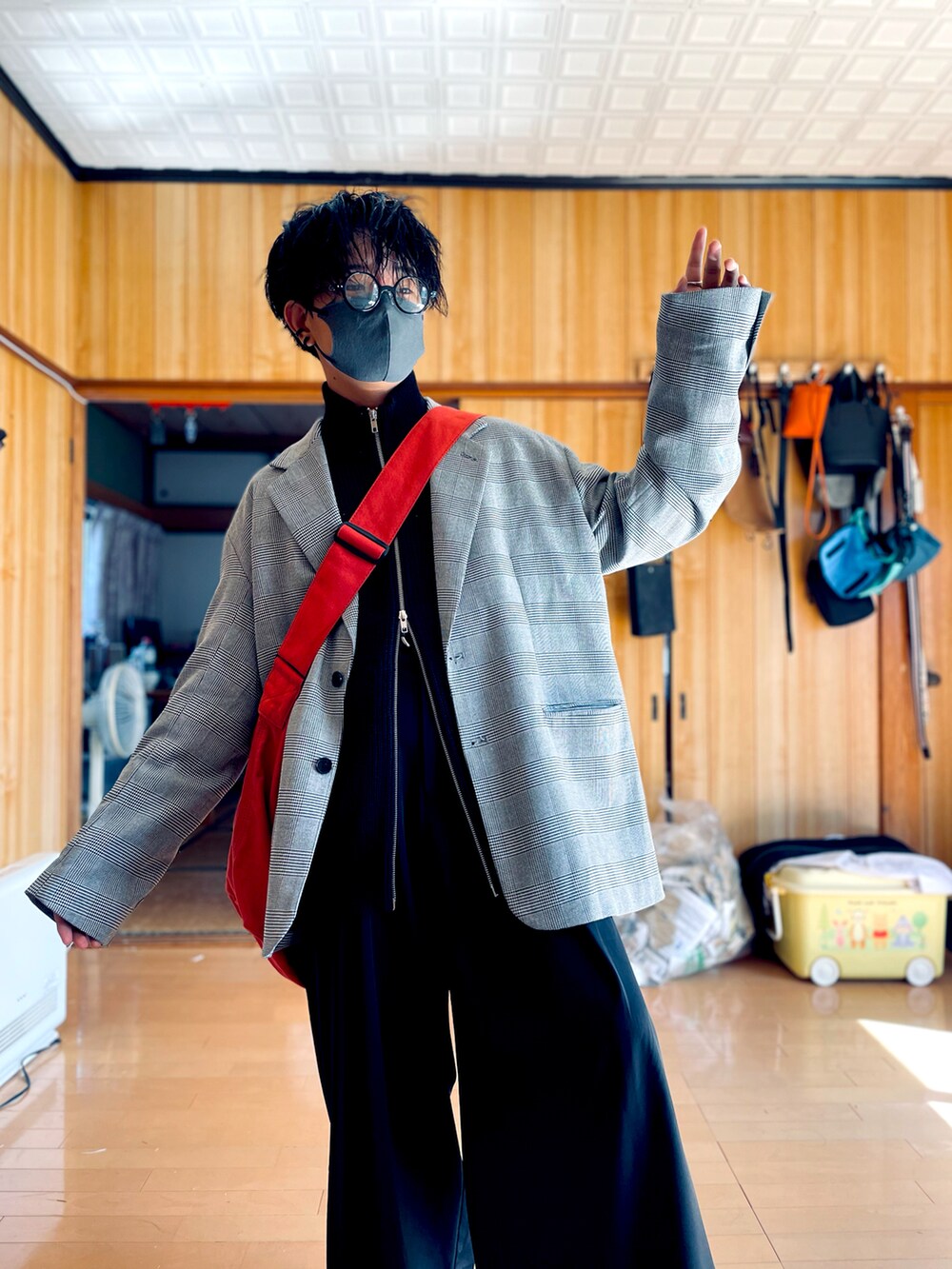 グレー系のテーラードジャケット、ブラック系のカーディガン/ボレロ、ブラック系のスラックスを着用したメンズの秋コーディネートの4枚目の写真