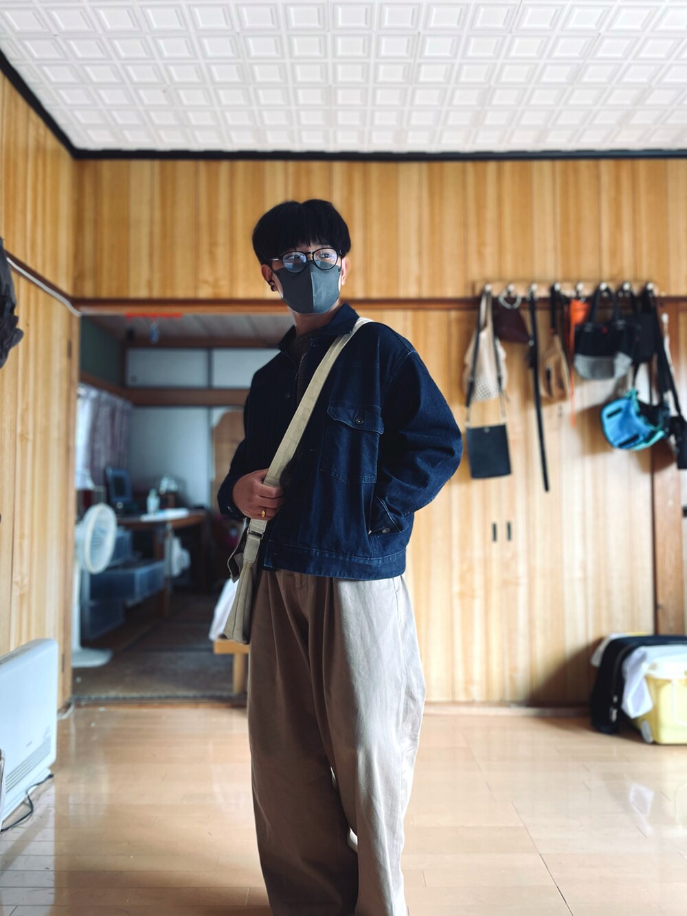 ブルー系のデニムジャケット、ブラウン系のニット/セーター、ベージュ系のその他パンツを着用したメンズの秋コーディネートの2枚目の写真