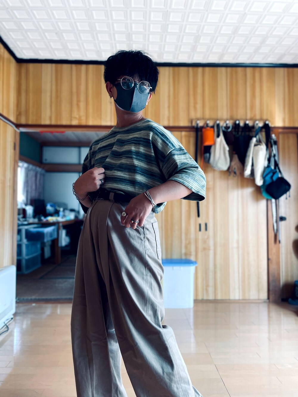 グリーン系のニット/セーター、ベージュ系のその他パンツ、シルバー系のリングを着用したメンズの秋コーディネートの2枚目の写真