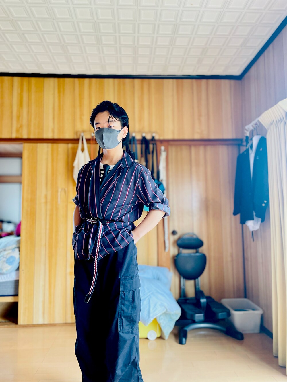 ホワイト系のTシャツ/カットソー、ブラック系のシャツ/ブラウス、ブラック系のカーゴパンツを着用したメンズの夏コーディネートの2枚目の写真