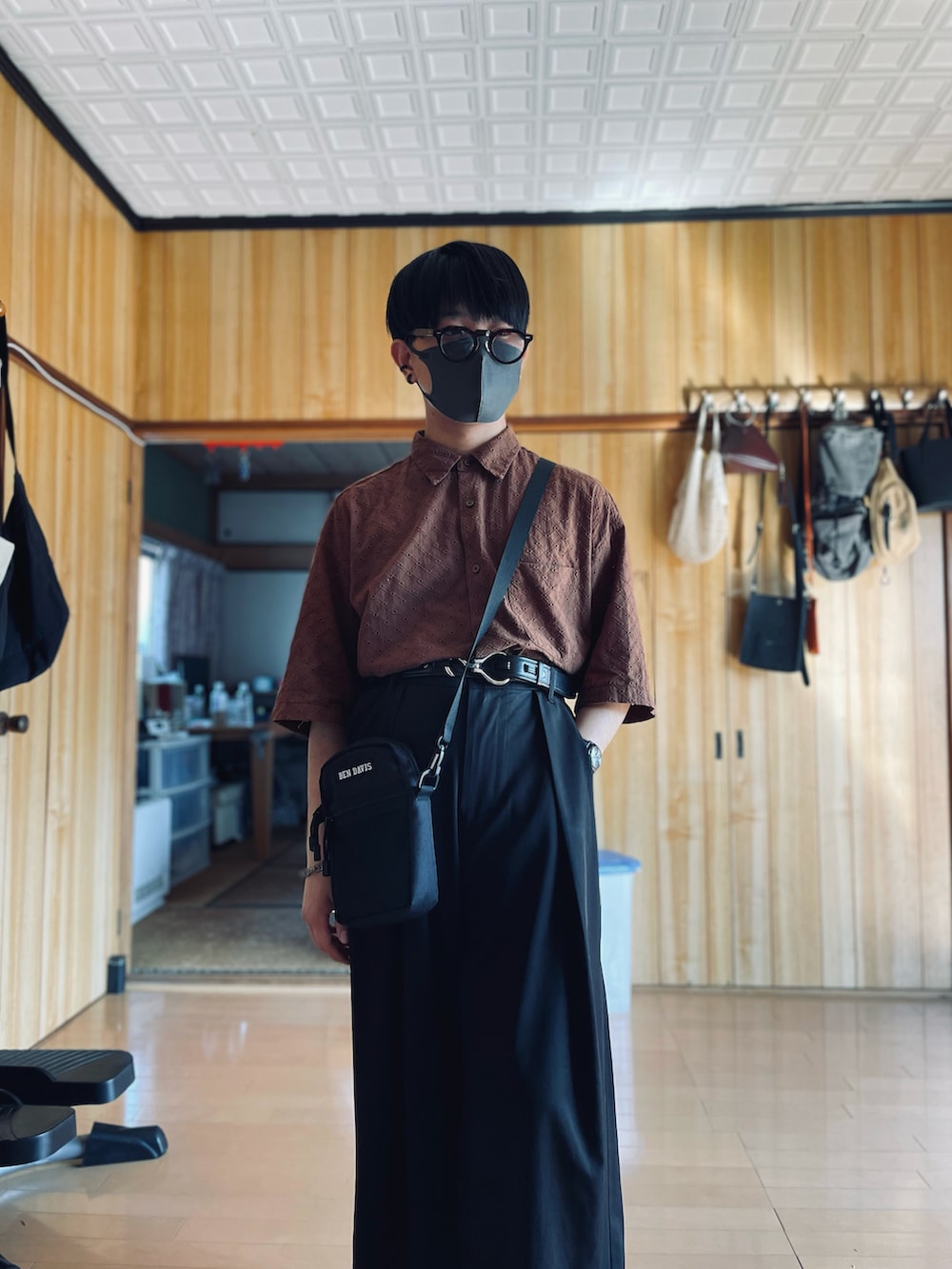 ブラウン系のシャツ/ブラウス、ブラウン系のチェスターコート、ブラック系のスラックスを着用したメンズの秋コーディネートの5枚目の写真