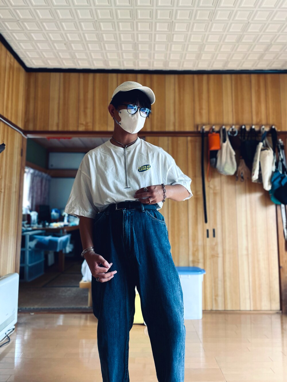 ホワイト系のTシャツ/カットソー、ブルー系のデニムパンツ、ブラック系のメガネを着用したメンズの秋コーディネートの3枚目の写真