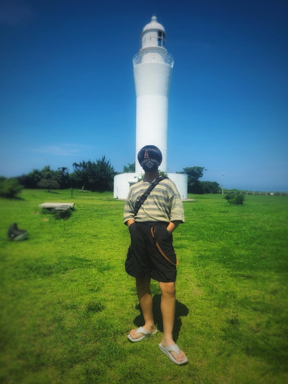 グリーン系のニット/セーター、ブラック系のその他パンツ、グレー系のサンダルを着用したメンズの夏コーディネートの2枚目の写真
