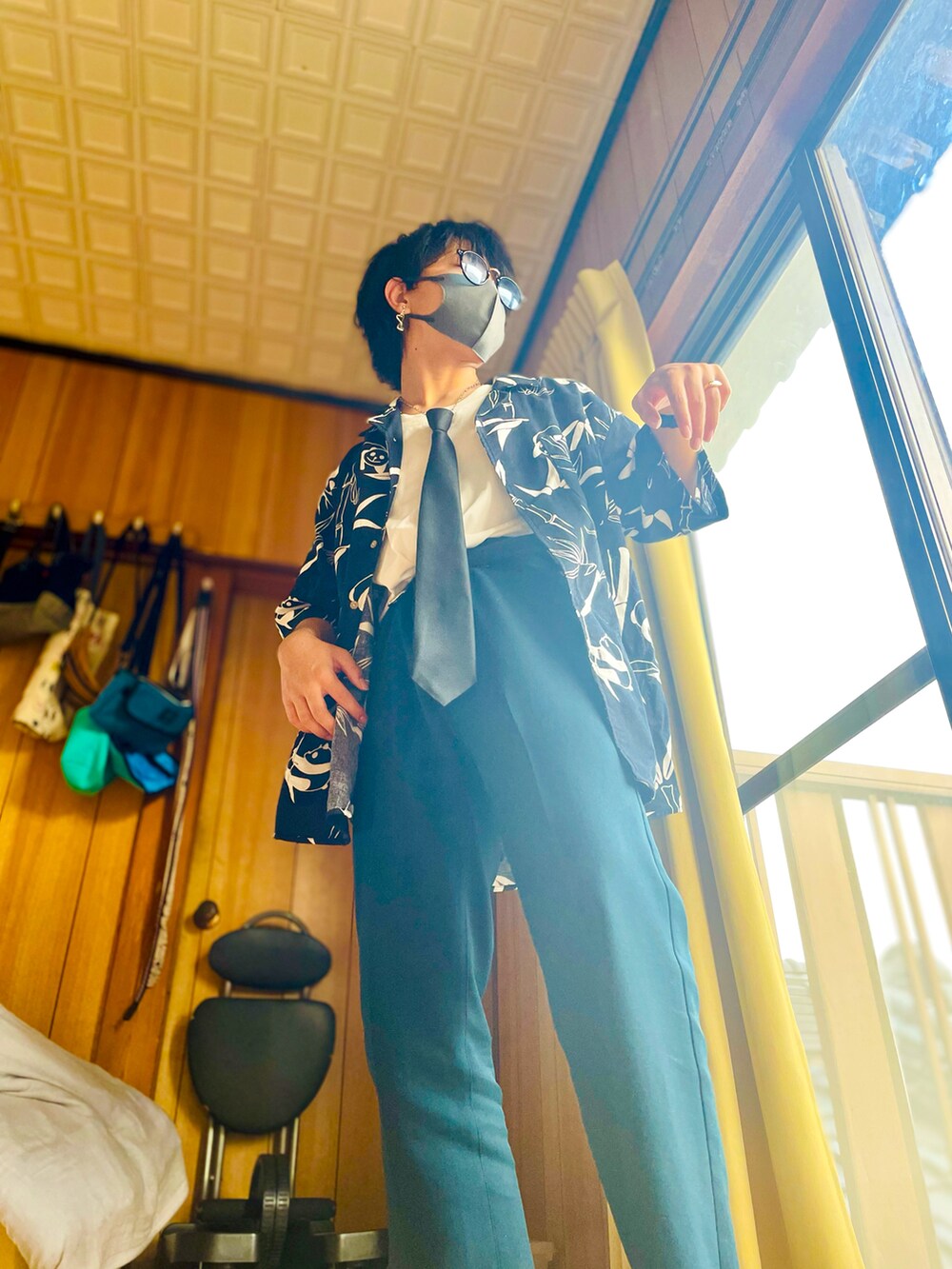 ホワイト系のタンクトップ、ブラック系のシャツ/ブラウス、グリーン系のスラックスを着用したメンズの夏コーディネートの2枚目の写真