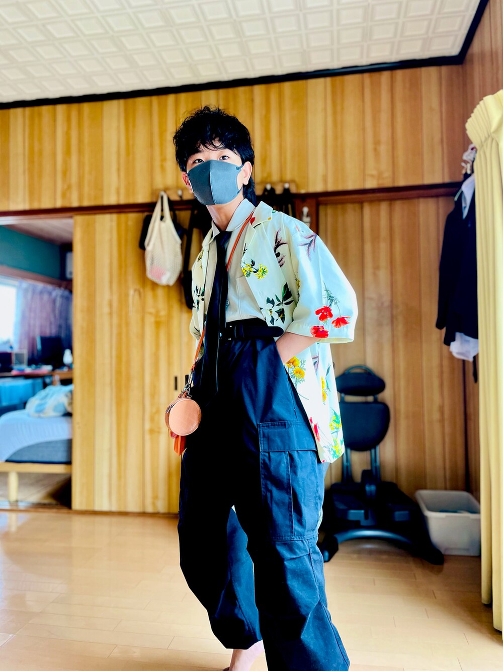 その他のシャツ/ブラウス、ホワイト系のシャツ/ブラウス、ブラック系のカーゴパンツを着用したメンズの夏コーディネートの2枚目の写真