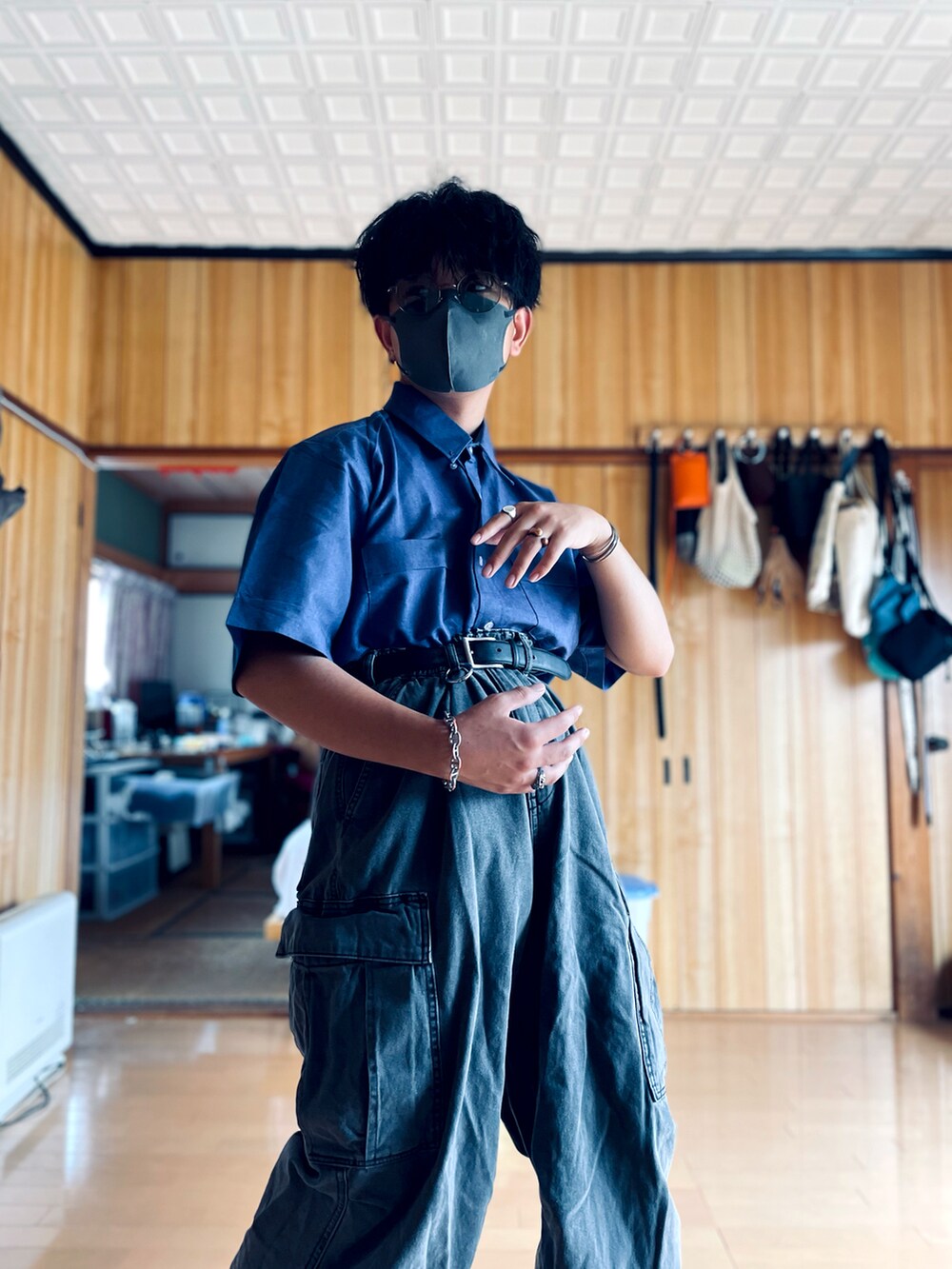 ブルー系のシャツ/ブラウス、グレー系のデニムパンツ、グリーン系のサングラスを着用したメンズの秋コーディネートの5枚目の写真