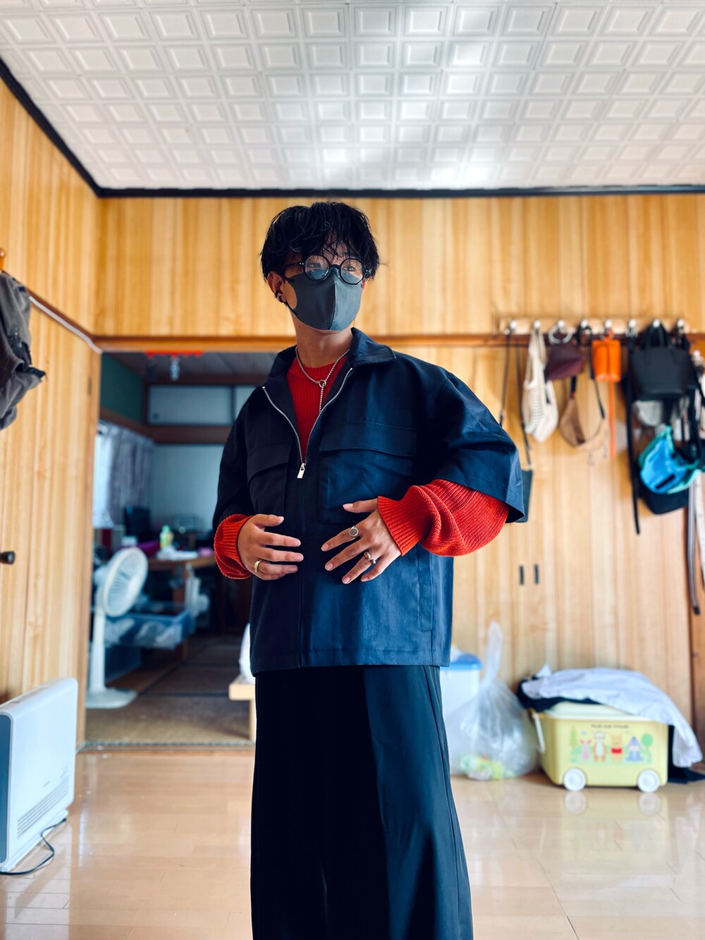 ブルー系のセットアップ、レッド系のニット/セーター、ブラック系のスラックスを着用したメンズの秋コーディネートの4枚目の写真