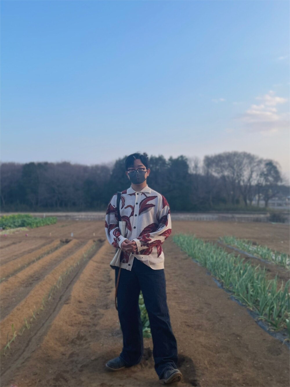 ホワイト系のカーディガン/ボレロ、ブルー系のデニムパンツ、ブラック系のブーツを着用したメンズの春コーディネートの4枚目の写真