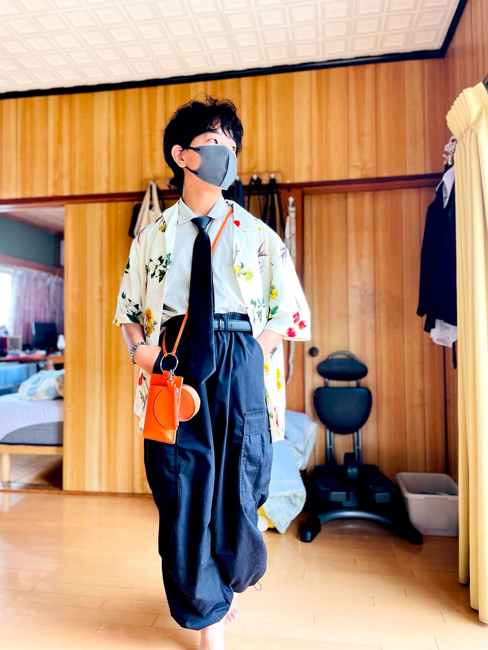 その他のシャツ/ブラウス、ホワイト系のシャツ/ブラウス、ブラック系のカーゴパンツを着用したメンズの夏コーディネートの5枚目の写真