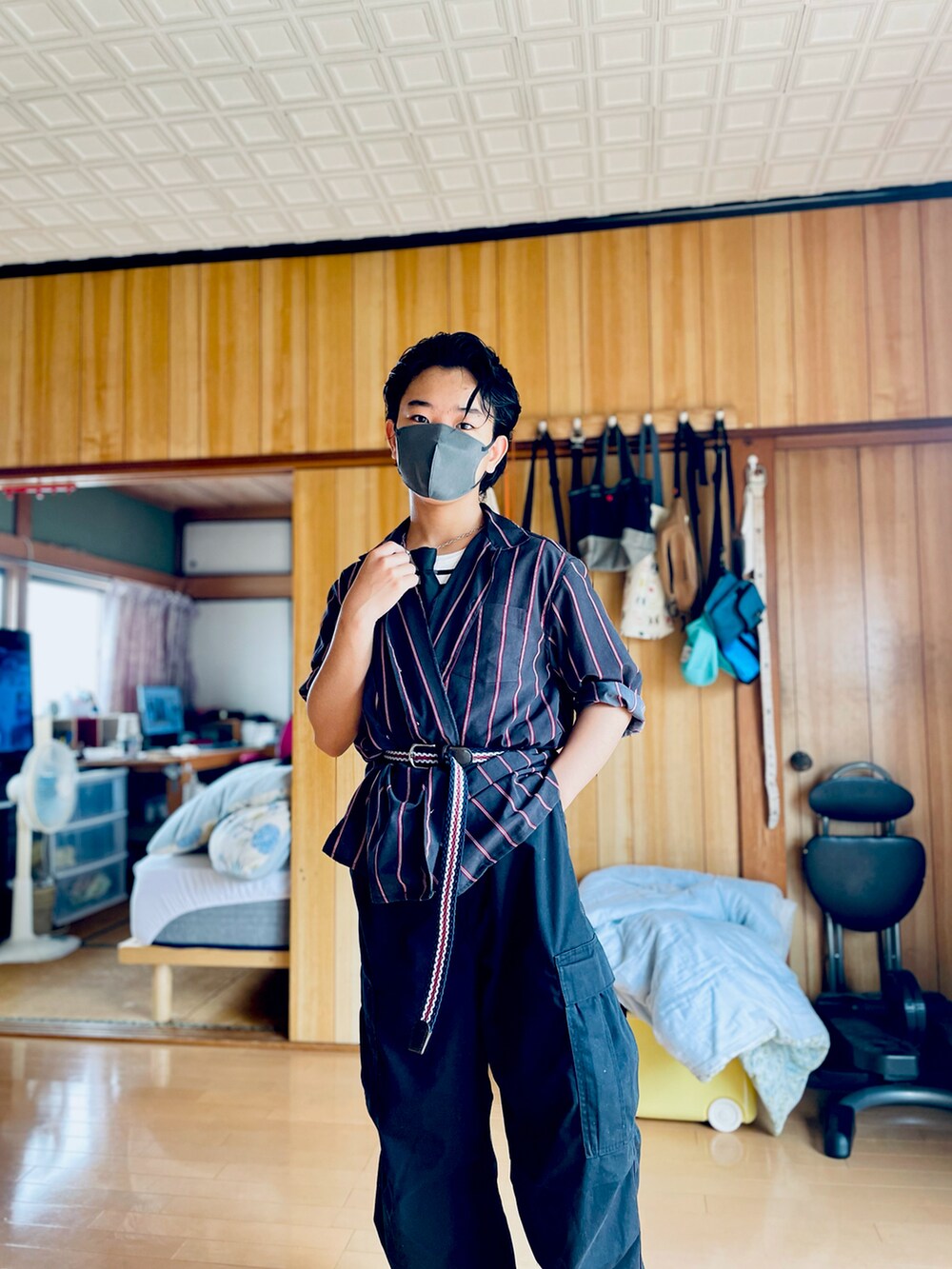 ホワイト系のTシャツ/カットソー、ブラック系のシャツ/ブラウス、ブラック系のカーゴパンツを着用したメンズの夏コーディネートの3枚目の写真