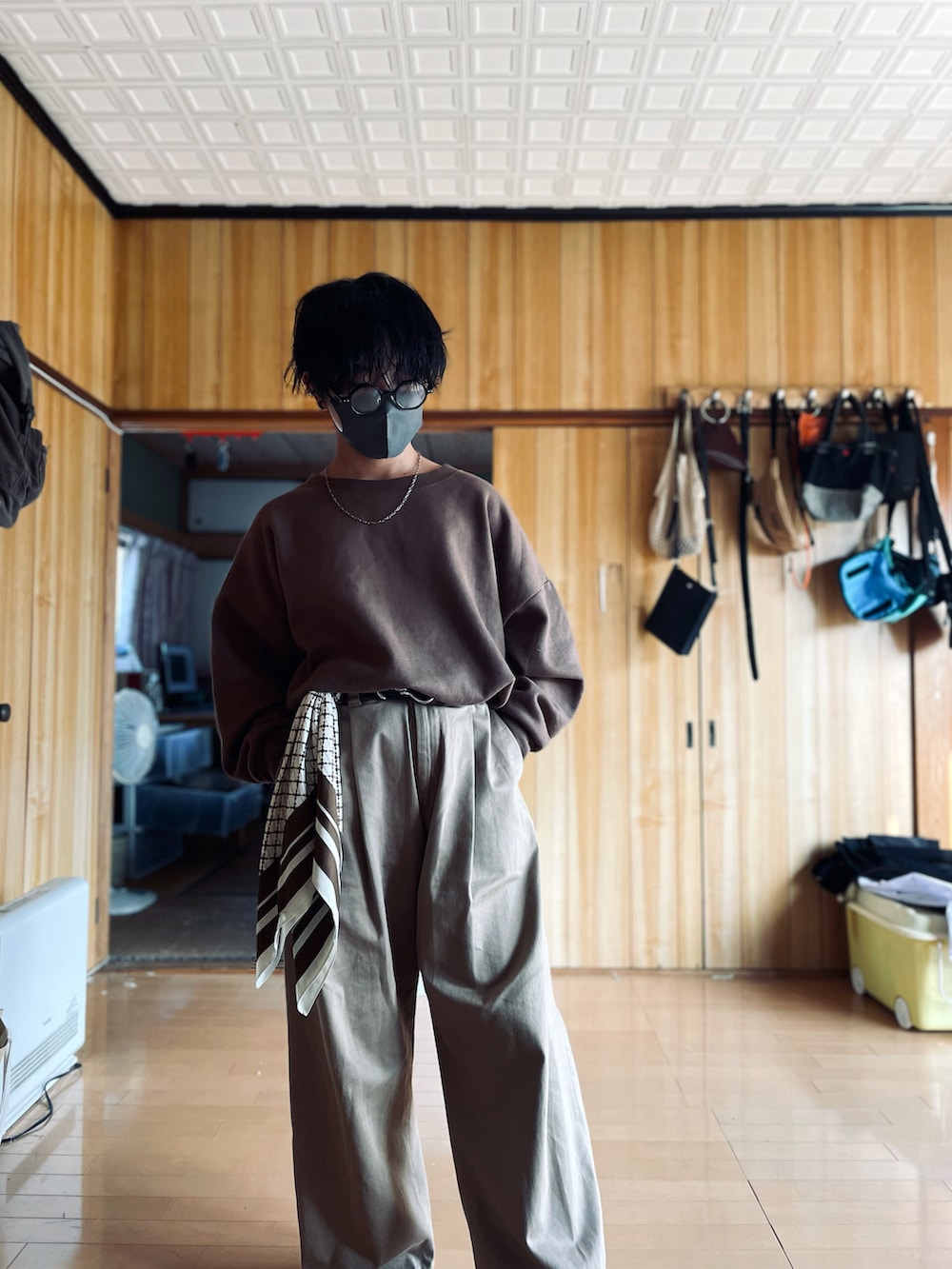 ブラウン系のスウェット、ベージュ系のその他パンツ、ベージュ系のバンダナ/スカーフを着用したメンズの秋コーディネートの3枚目の写真