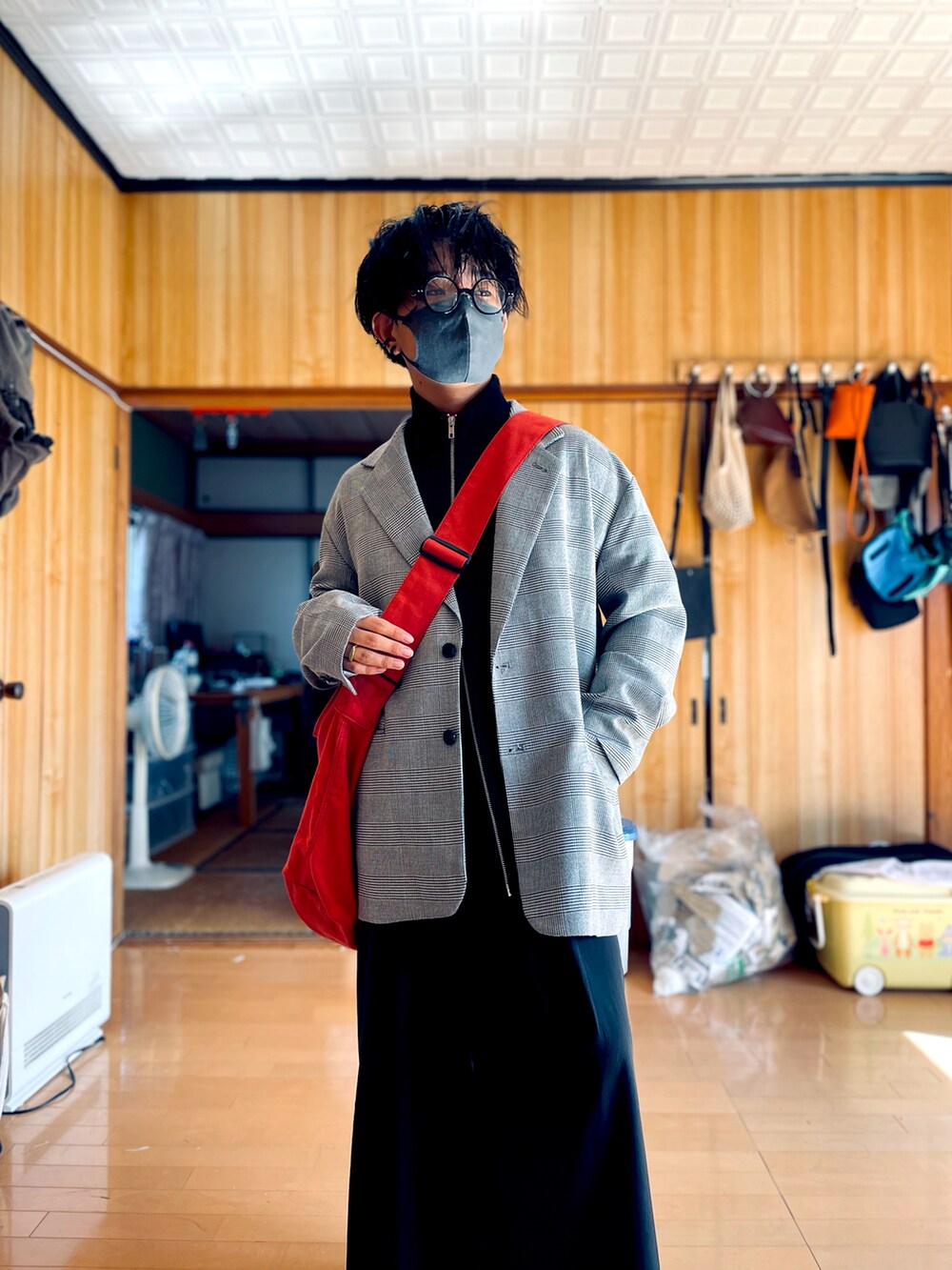 グレー系のテーラードジャケット、ブラック系のカーディガン/ボレロ、ブラック系のスラックスを着用したメンズの秋コーディネートの3枚目の写真