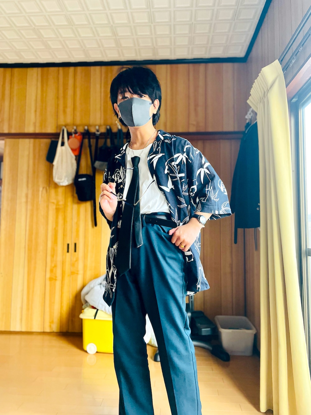 ホワイト系のタンクトップ、ブラック系のシャツ/ブラウス、グリーン系のスラックスを着用したメンズの夏コーディネートの5枚目の写真