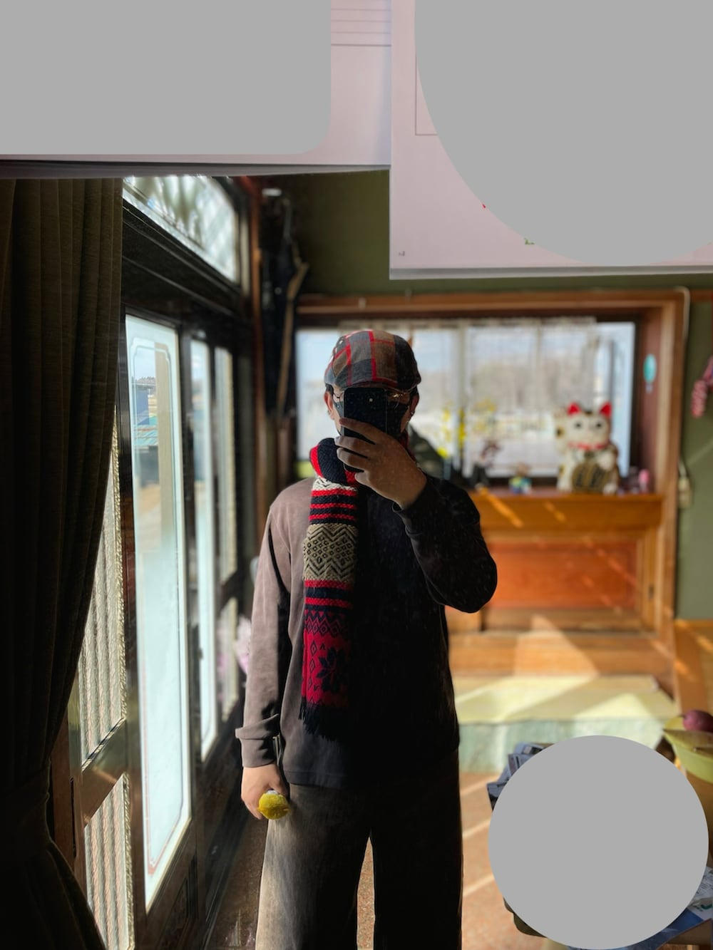 ブラウン系のカーディガン/ボレロ、レッド系のベスト、ブラウン系のデニムパンツを着用したメンズの春コーディネートの3枚目の写真