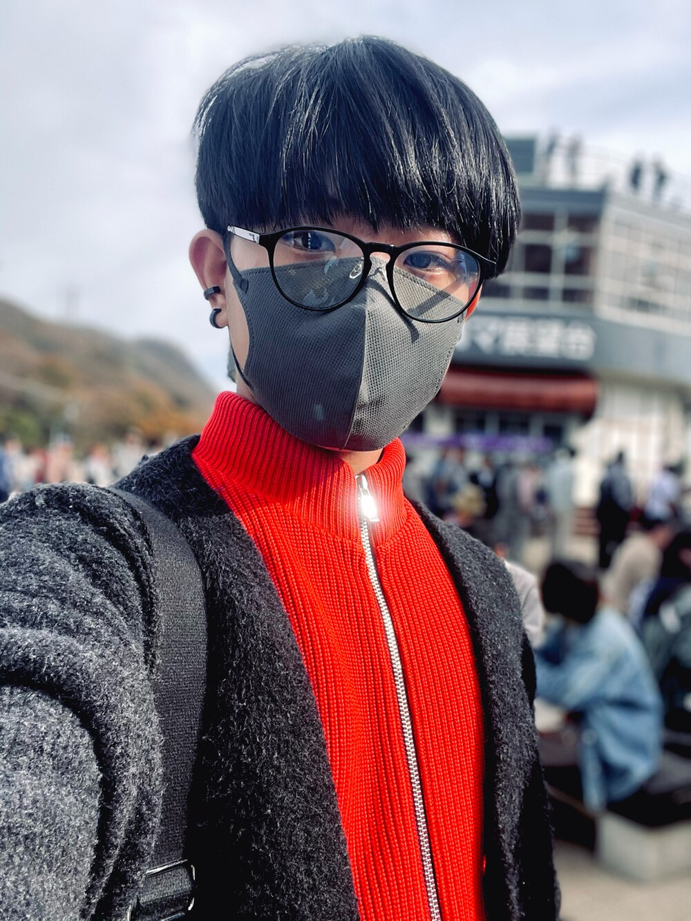 ブラック系のカーディガン/ボレロ、レッド系のカーディガン/ボレロ、ブラック系のスラックスを着用したメンズの秋コーディネートの4枚目の写真