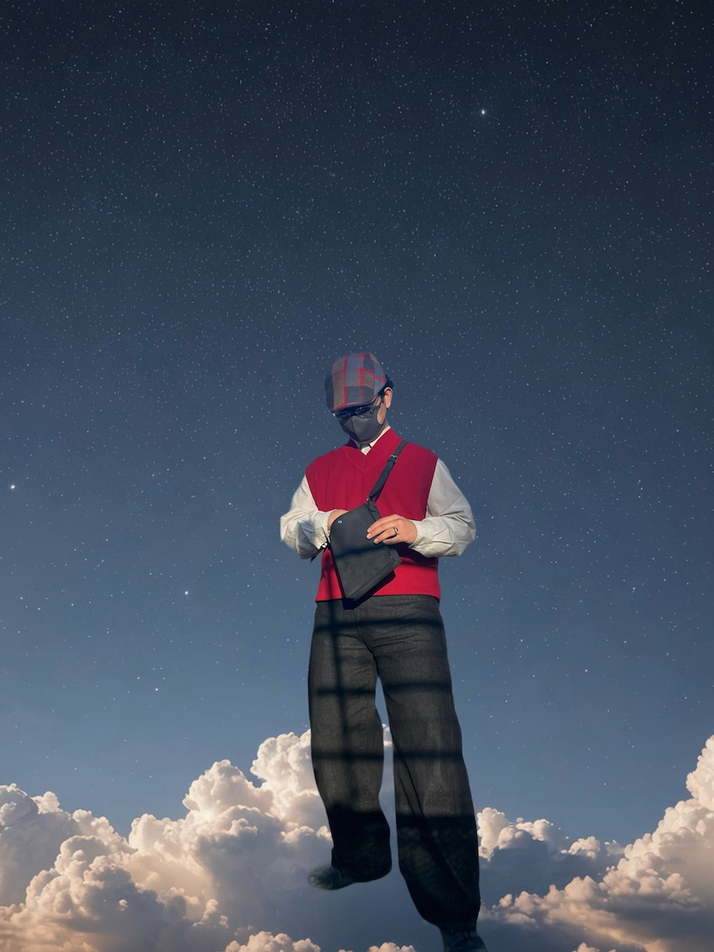 レッド系のベスト、ホワイト系のシャツ/ブラウス、ブラック系のデニムパンツを着用したメンズの春コーディネートの4枚目の写真