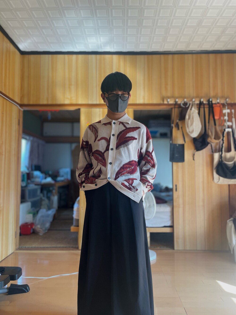 ホワイト系のカーディガン/ボレロ、ブラック系のスラックス、その他のサングラスを着用したメンズの秋コーディネートの5枚目の写真