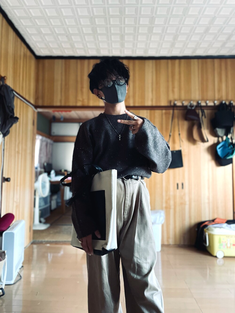 ブラウン系のニット/セーター、ベージュ系のその他パンツ、ブラック系のピアス（両耳用）を着用したメンズの秋コーディネートの3枚目の写真