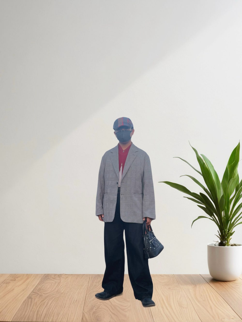 グレー系のテーラードジャケット、レッド系のベスト、ホワイト系のTシャツ/カットソーを着用したメンズの春コーディネートの2枚目の写真