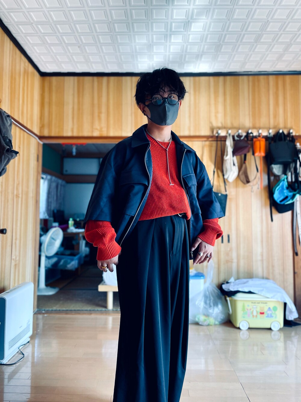 ブルー系のセットアップ、レッド系のニット/セーター、ブラック系のスラックスを着用したメンズの秋コーディネートの5枚目の写真