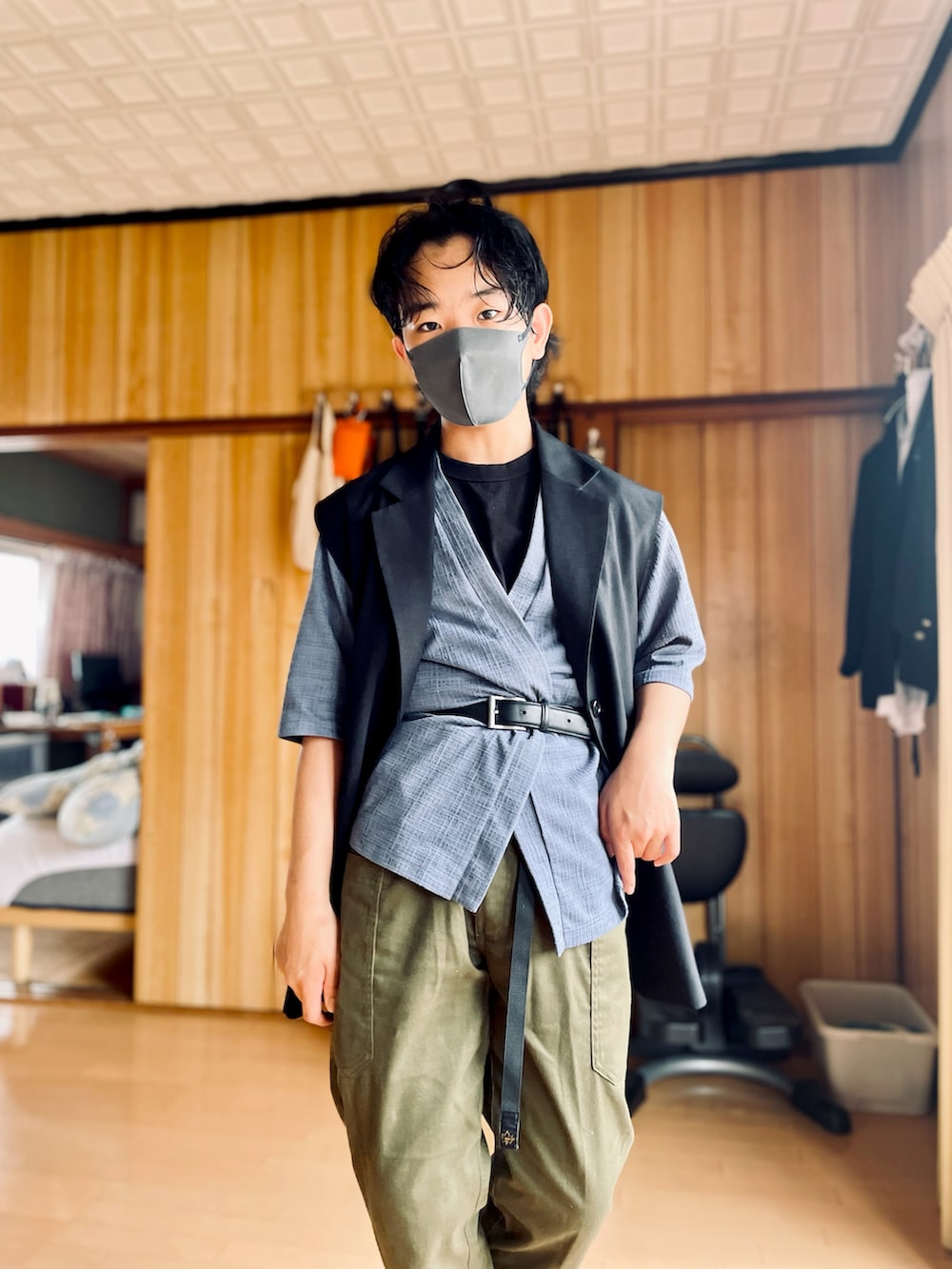 ブラック系のスーツベスト、ブルー系のノーカラージャケット、グリーン系のカーゴパンツを着用したメンズの夏コーディネートの4枚目の写真
