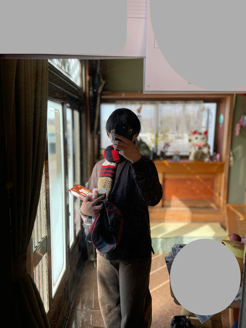 ブラウン系のカーディガン/ボレロ、レッド系のベスト、ブラウン系のデニムパンツを着用したメンズの春コーディネートの4枚目の写真