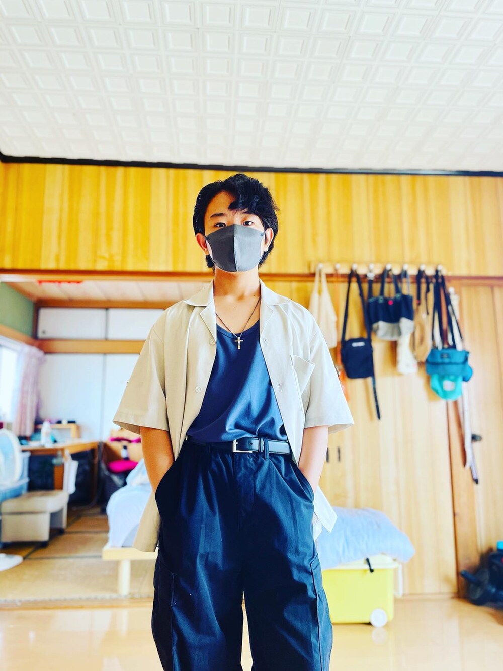 ブルー系のタンクトップを着用したメンズの春コーディネートの2枚目の写真