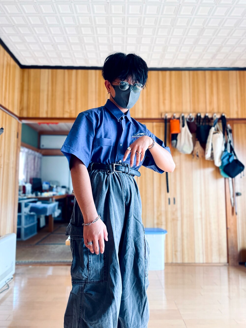 ブルー系のシャツ/ブラウス、グレー系のデニムパンツ、グリーン系のサングラスを着用したメンズの秋コーディネートの2枚目の写真