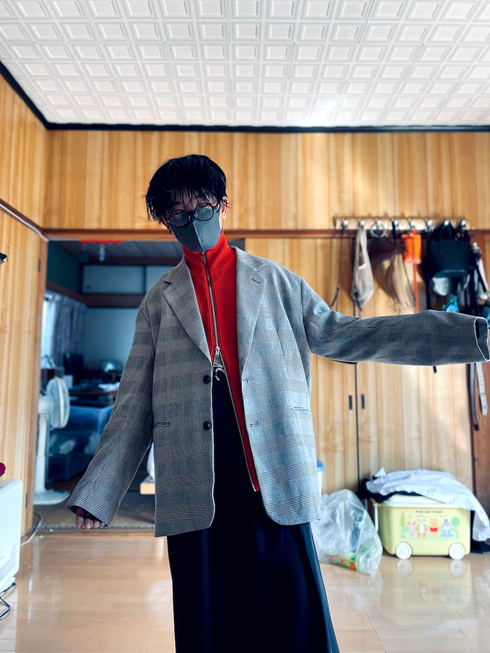 グレー系のテーラードジャケット、レッド系のカーディガン/ボレロ、ブラック系のスラックスを着用したメンズの秋コーディネートの3枚目の写真