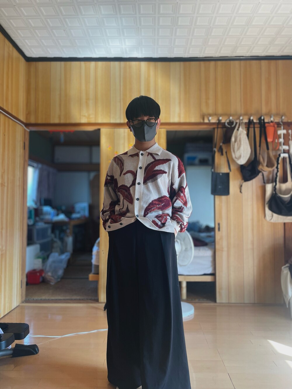 ホワイト系のカーディガン/ボレロ、ブラック系のスラックス、その他のサングラスを着用したメンズの秋コーディネートの3枚目の写真