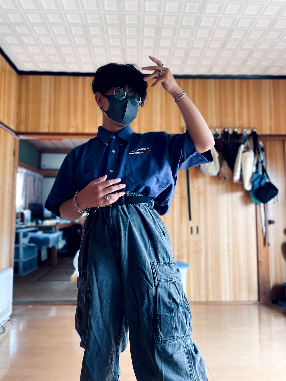 ブルー系のシャツ/ブラウス、グレー系のデニムパンツ、グリーン系のサングラスを着用したメンズの秋コーディネートの4枚目の写真