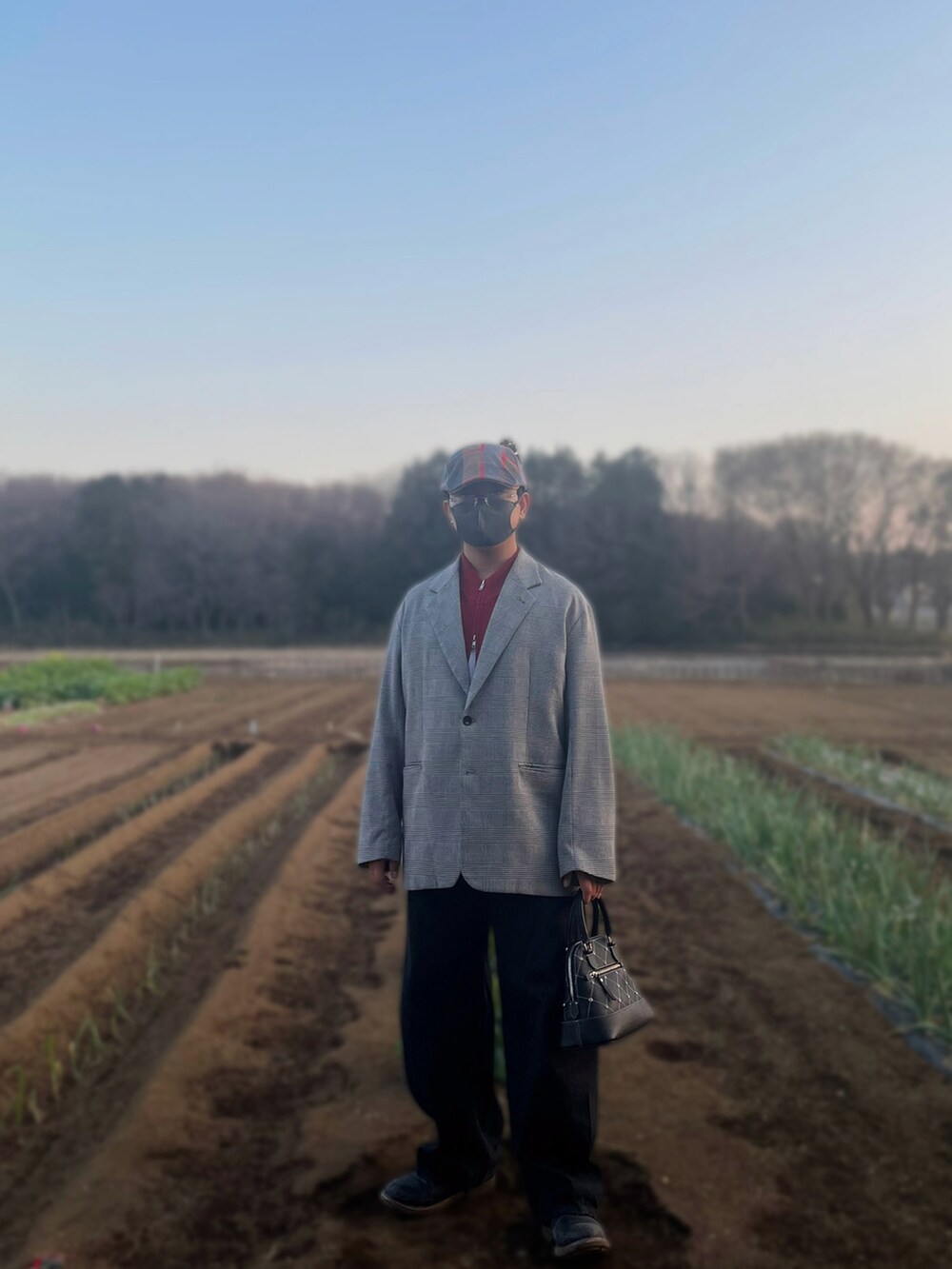 グレー系のテーラードジャケット、レッド系のベスト、ホワイト系のTシャツ/カットソーを着用したメンズの春コーディネートの2枚目の写真