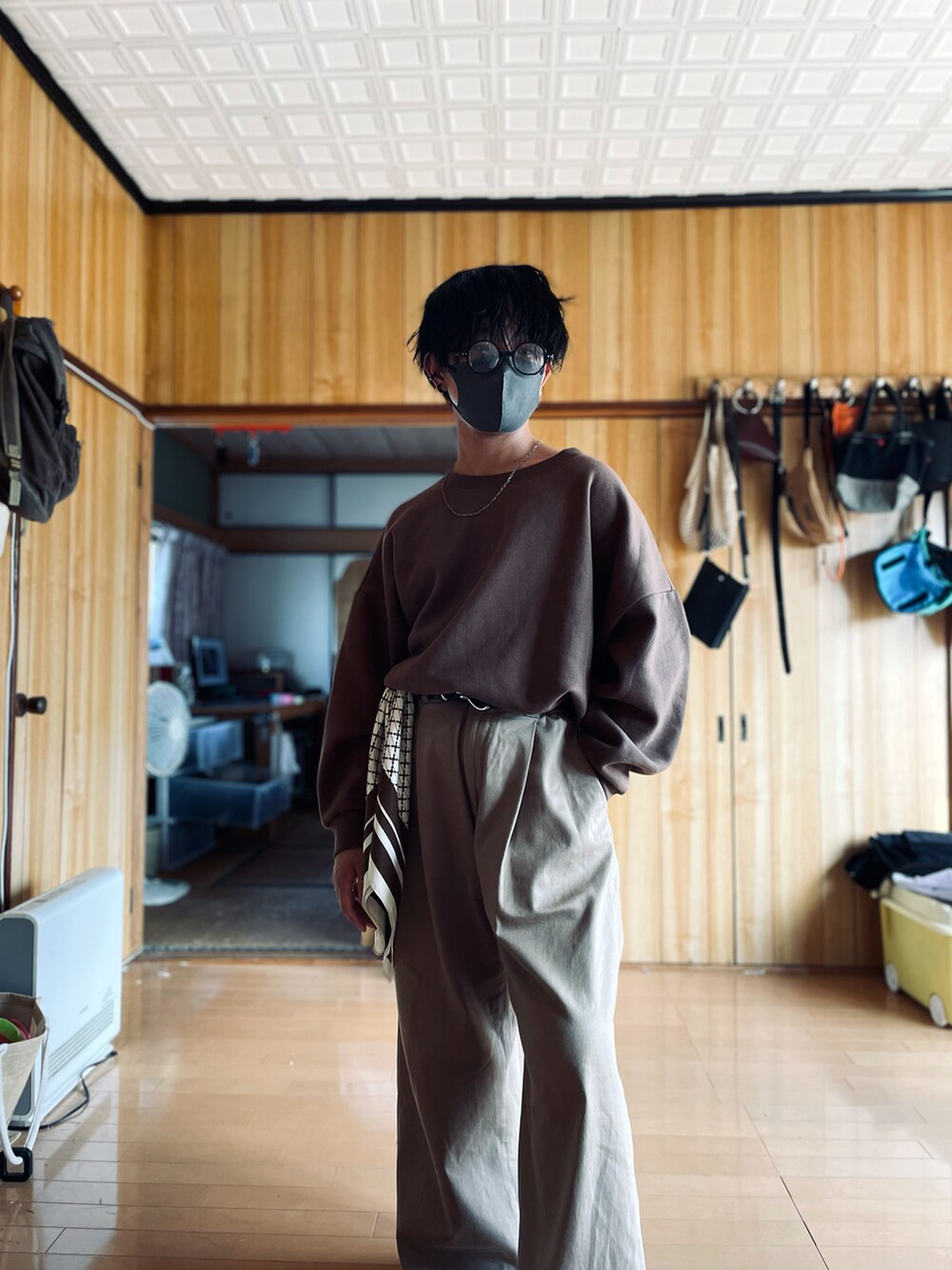 ブラウン系のスウェット、ベージュ系のその他パンツ、ベージュ系のバンダナ/スカーフを着用したメンズの秋コーディネートの2枚目の写真