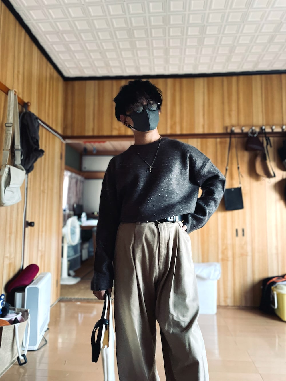 ブラウン系のニット/セーター、ベージュ系のその他パンツ、ブラック系のピアス（両耳用）を着用したメンズの秋コーディネートの5枚目の写真