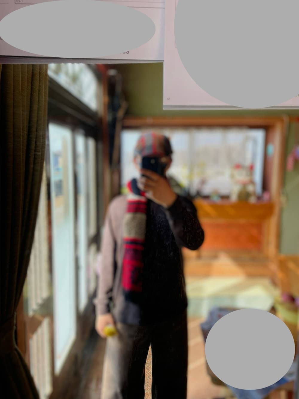 ブラウン系のカーディガン/ボレロ、レッド系のベスト、ブラウン系のデニムパンツを着用したメンズの春コーディネートの2枚目の写真