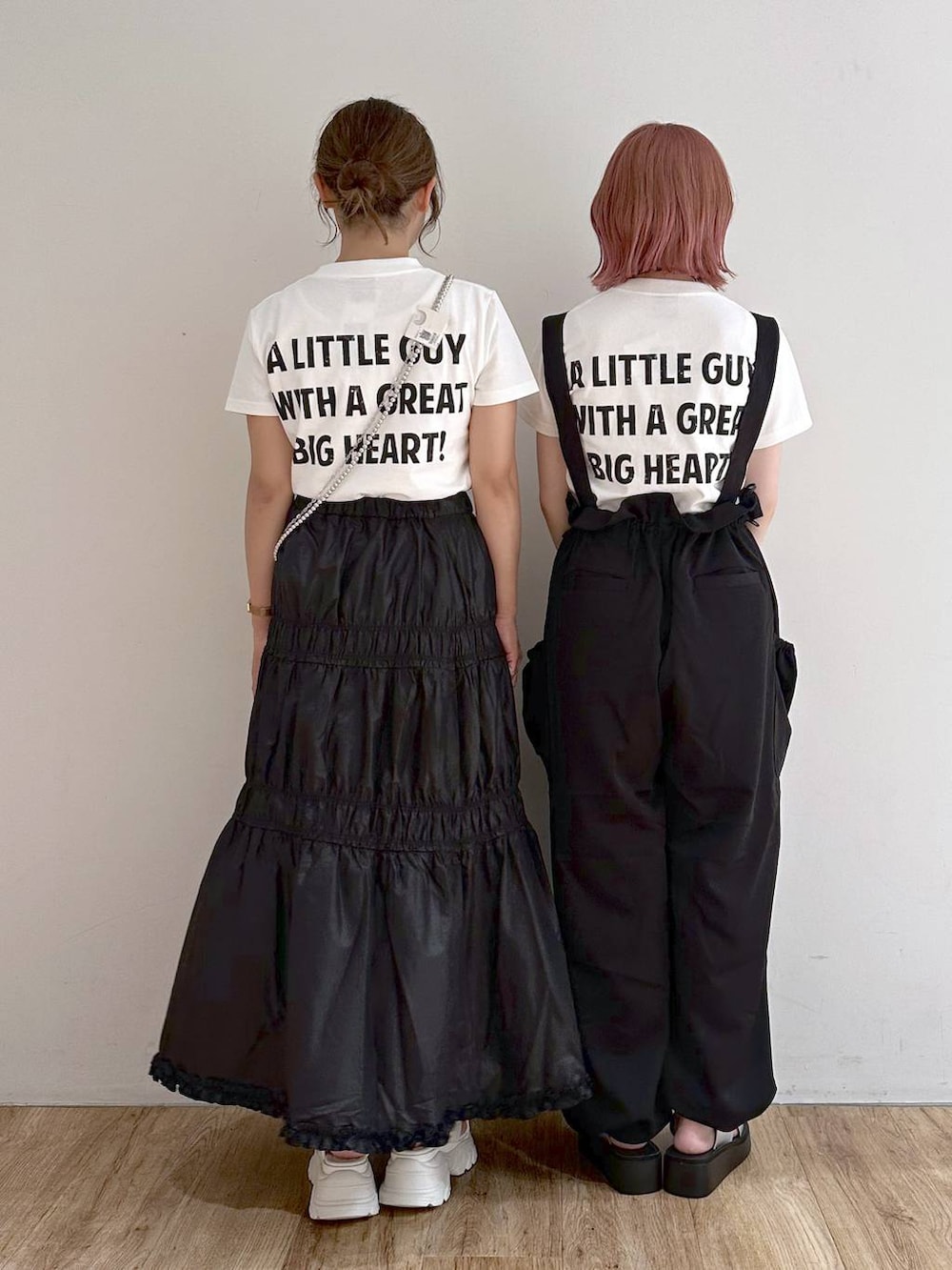 「ローリーズスタイル_LOWRYS FARM、低身長、LOWRYS FARM、モノトーン、スカート、サロペット、Tシャツ」|「LOWRYS FARMのレースアップスポサン 104934(サンダル、ホワイト系)」を使った、mimuさん(レディース・154cm)の夏コーディネートの3枚目の写真
