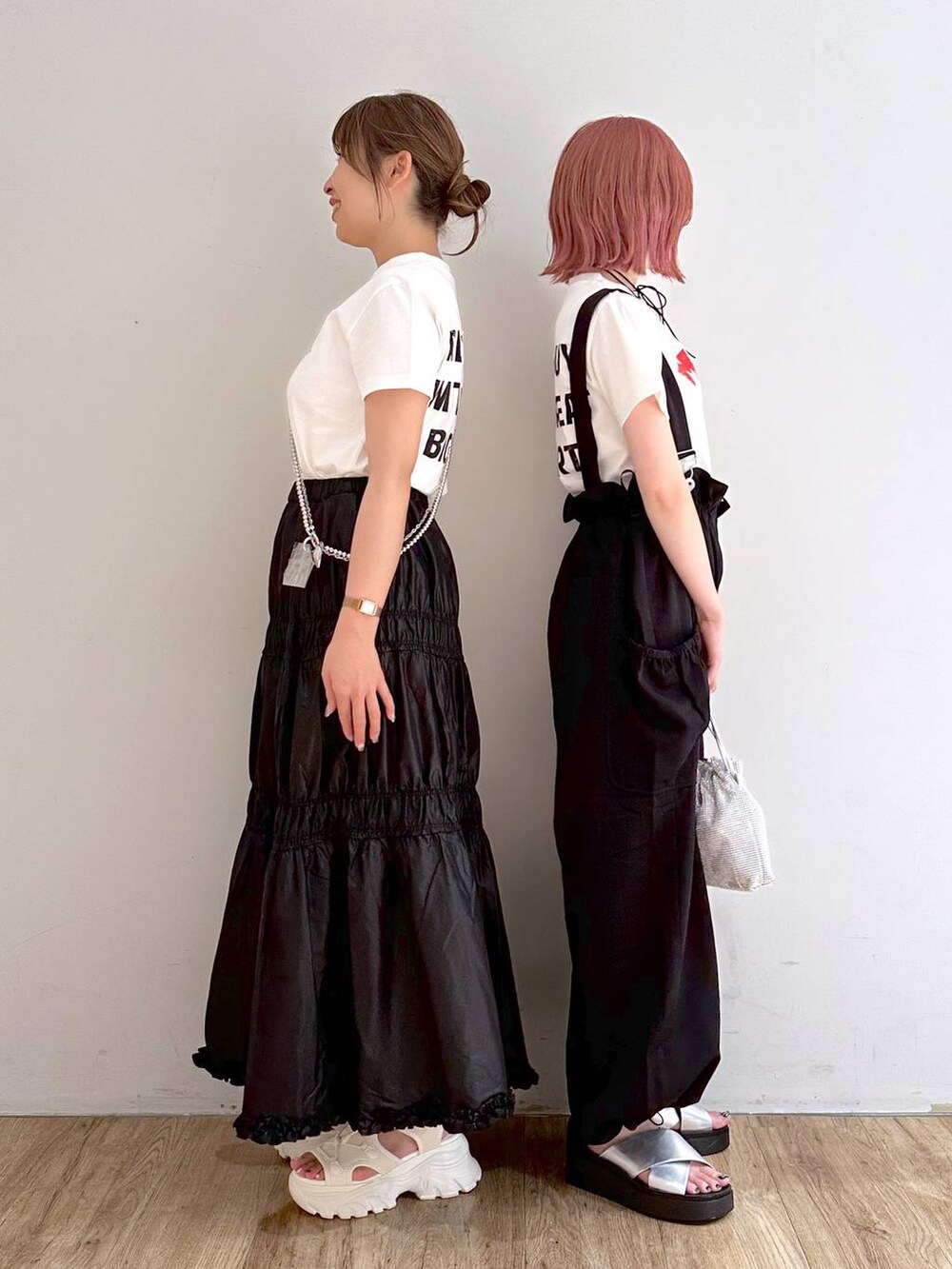 「ローリーズスタイル_LOWRYS FARM、低身長、LOWRYS FARM、モノトーン、スカート、サロペット、Tシャツ」|「LOWRYS FARMのレースアップスポサン 104934(サンダル、ホワイト系)」を使った、mimuさん(レディース・154cm)の夏コーディネートの2枚目の写真