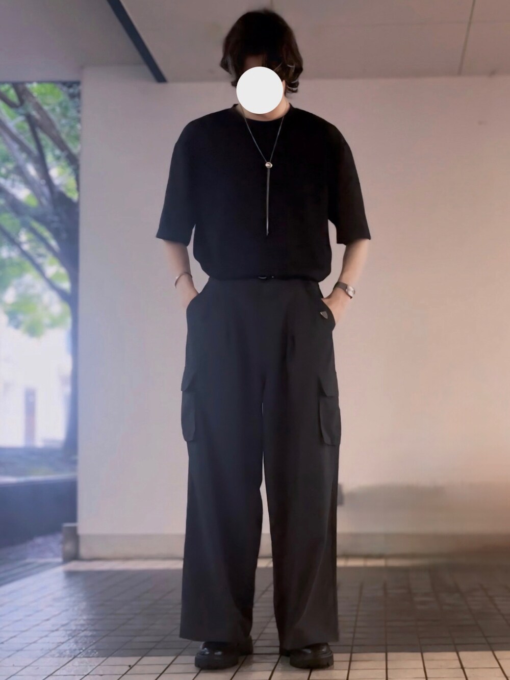 グレー系のカーゴパンツ、ブラック系のドレスシューズ、ブラック系のTシャツ/カットソーを着用したメンズの夏コーディネートの2枚目の写真