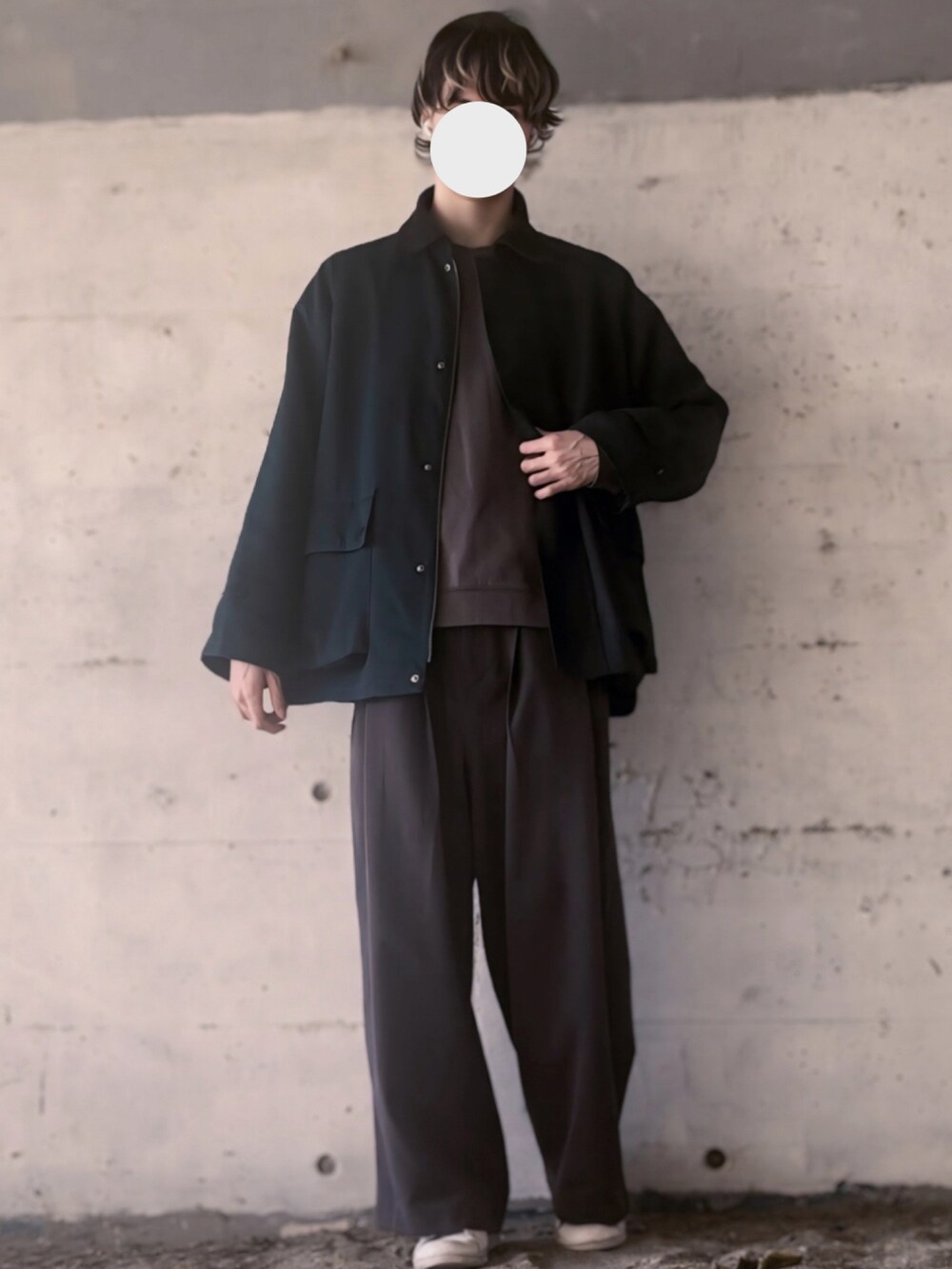 グリーン系のブルゾン、その他のスウェット、グレー系のその他パンツを着用したメンズの秋コーディネートの4枚目の写真